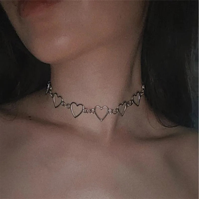 Colar Choker Hollow Sweet Love Heart - O Presente Perfeito para Celebrar o Amor!