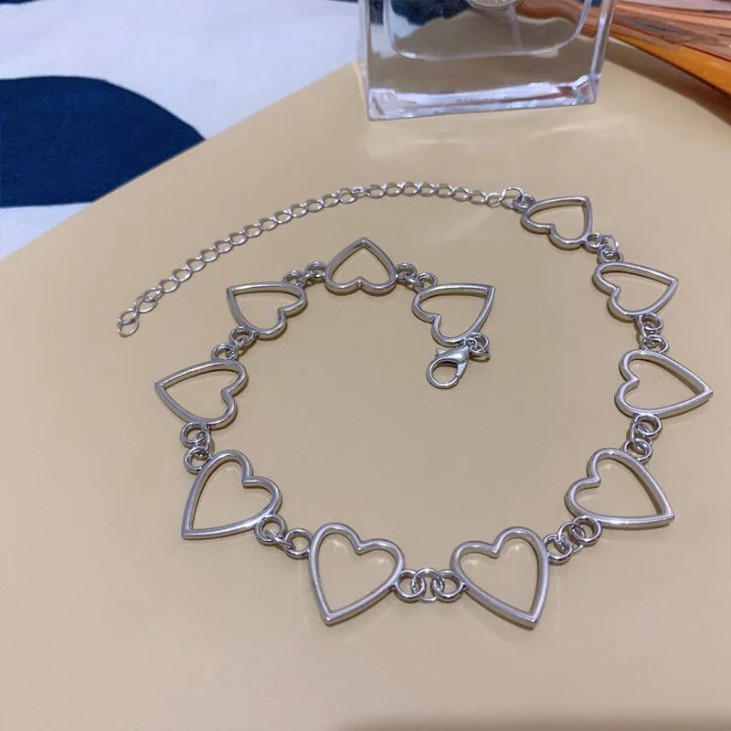 Colar Choker Hollow Sweet Love Heart - O Presente Perfeito para Celebrar o Amor!