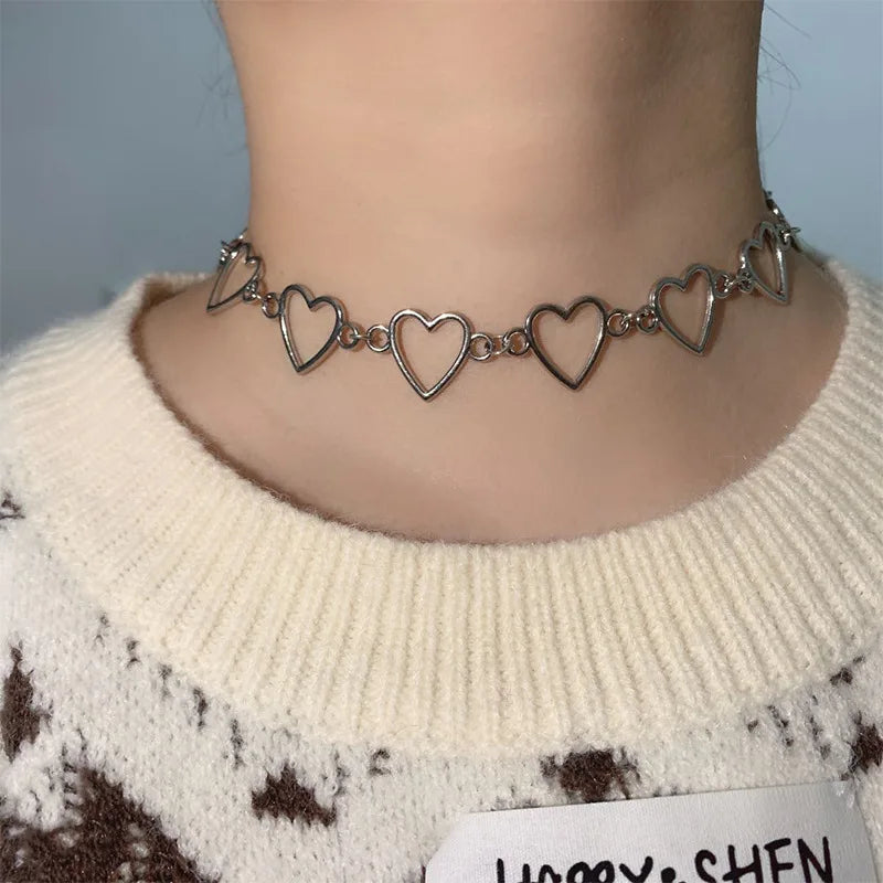 Colar Choker Hollow Sweet Love Heart - O Presente Perfeito para Celebrar o Amor!